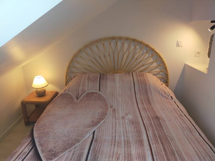 ห้องนอนใหญ่ชั้นบนมีเครื่องนอนให้มีลิ้นชัก