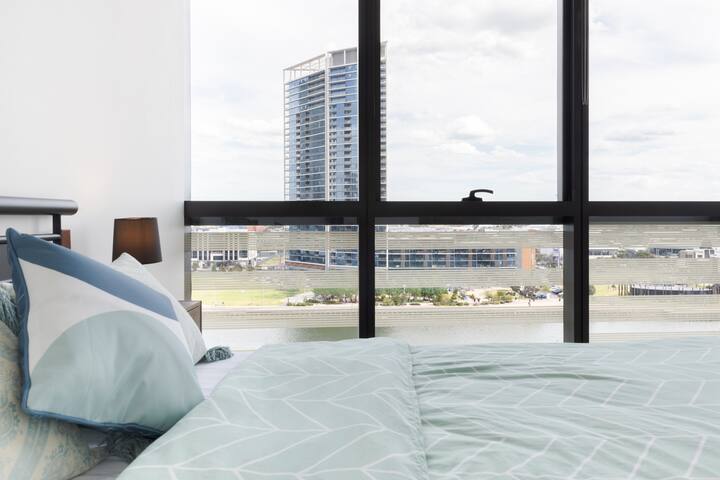 Skyline Views from a Designer Home in Central Melbourne gallery image 3