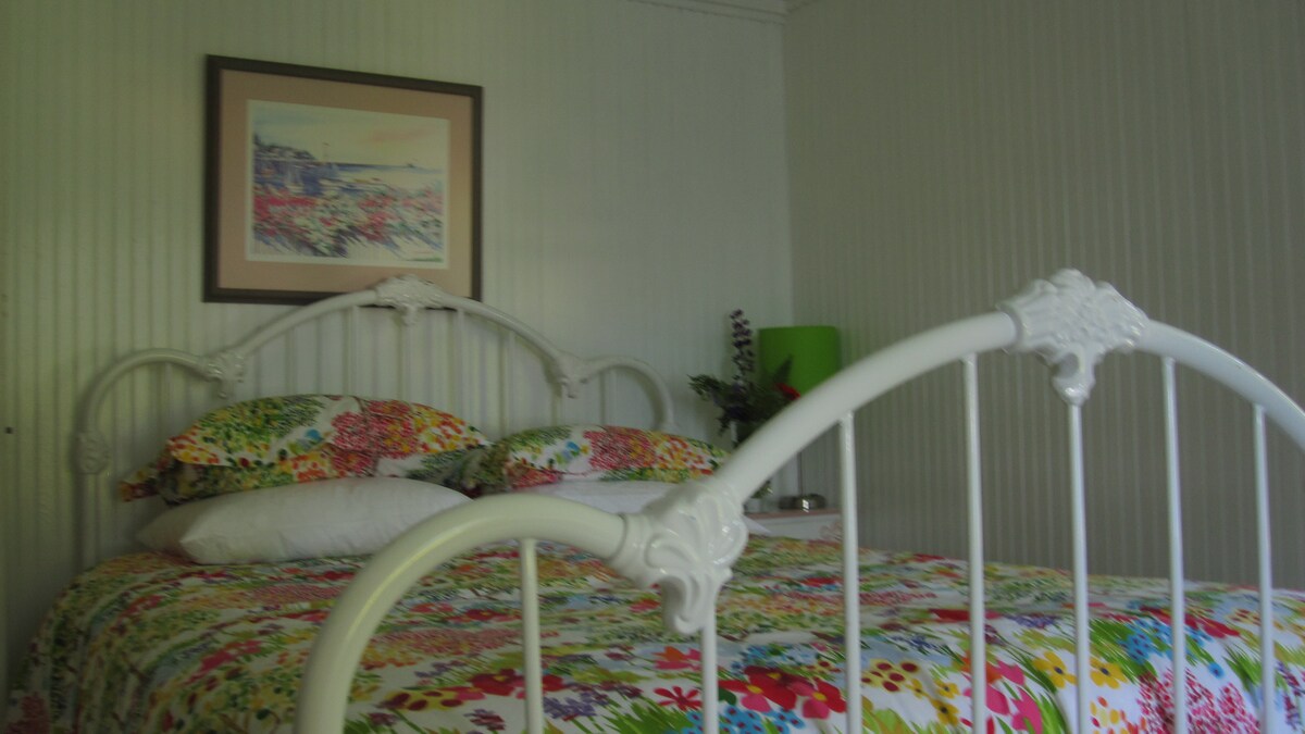 Спална соба на вториот кат со брачен кревет (широк 150-179 см) и поглед кон езеро!