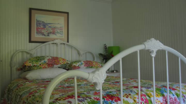 ห้องนอนชั้นสองพร้อมเตียงควีนไซส์และวิวทะเลสาบ!