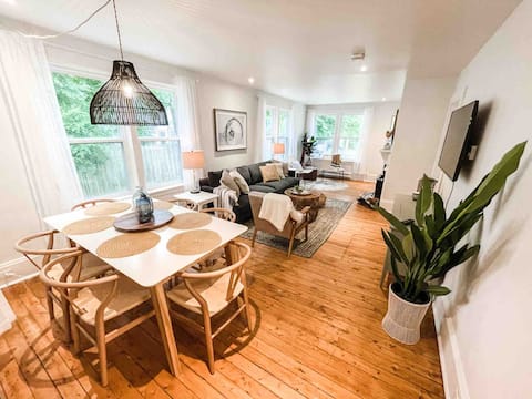 Luxury Accomodation, Footsteps from the Ocean.