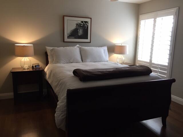 Newly remodeled, 1 block to Beach