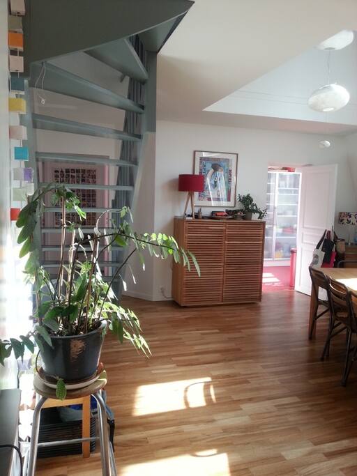 salle à manger et cuisine au fond