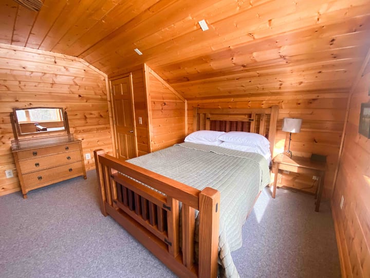 חדר שינה למעלה עם מיטת קווין סייז 