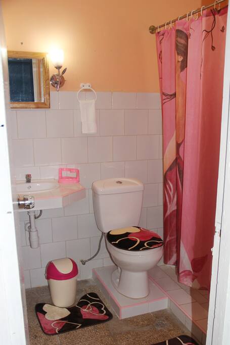 Amplio baño privado con agua caliente y fría.