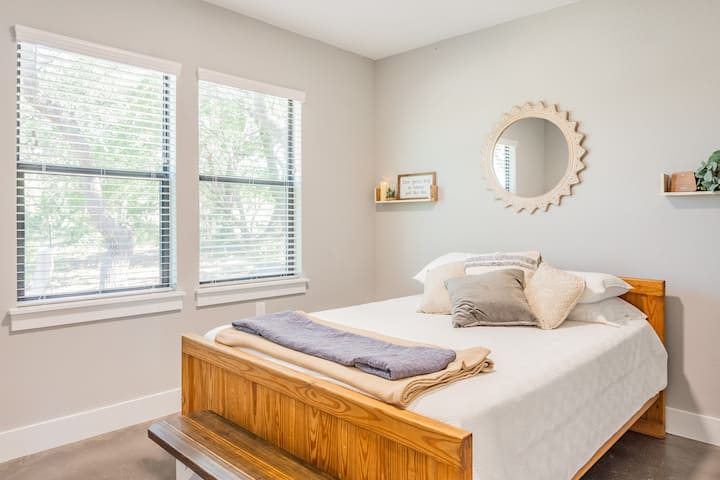 "Ryan's Room" 
Queen bed with extra pillows and bedding provided