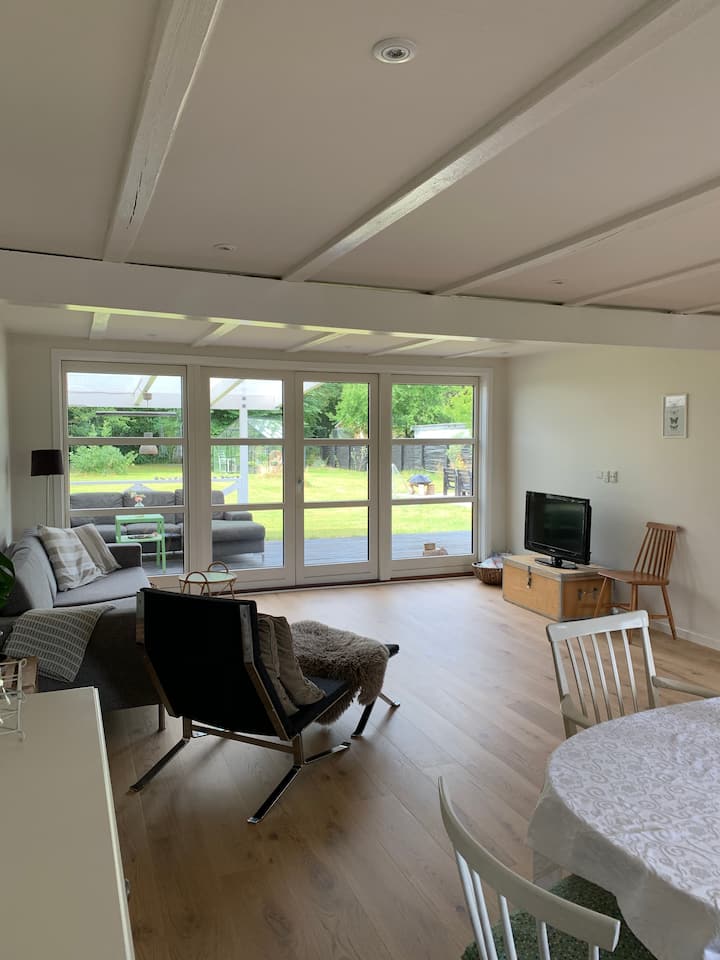 Hyggeligt Sommerhus På Skøn Grund - Danmark
