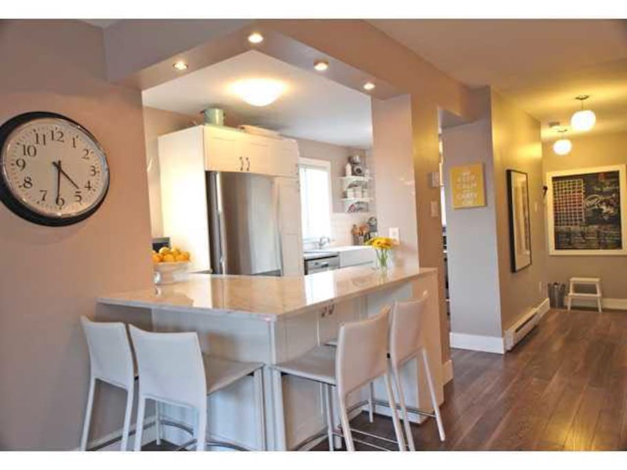 Great breakfast bar that comfortably seats 4 and the dining table just to the right!