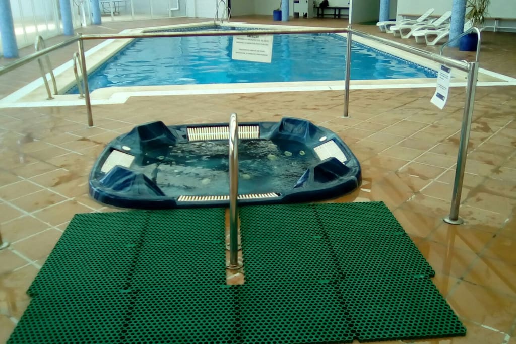 Piscina, jacuzzi, gimnasio, sauna, baño turco y pediluvio en la zona cubierta