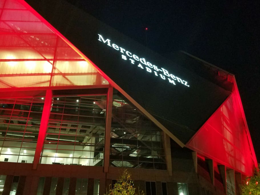 Mercedez Benz Stadium at night