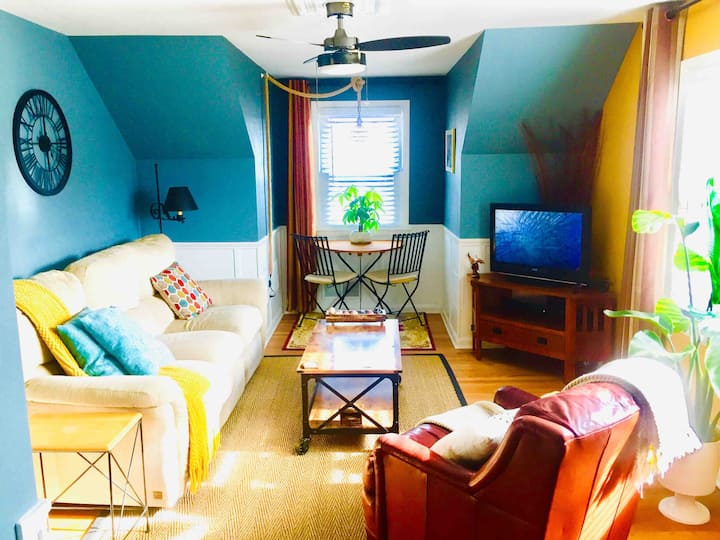 Retro-chic Urban Oasis - Skokie, IL