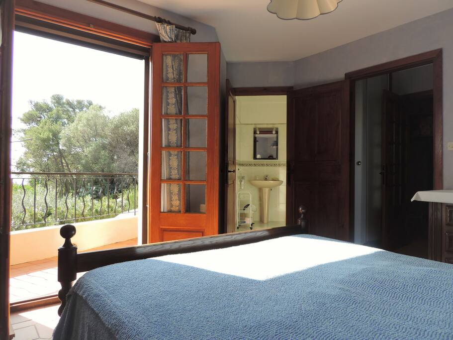 Turmzimmer mit angrenzendem Badezimmer