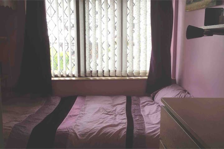 Raheny -Small comfortable room with a double bed