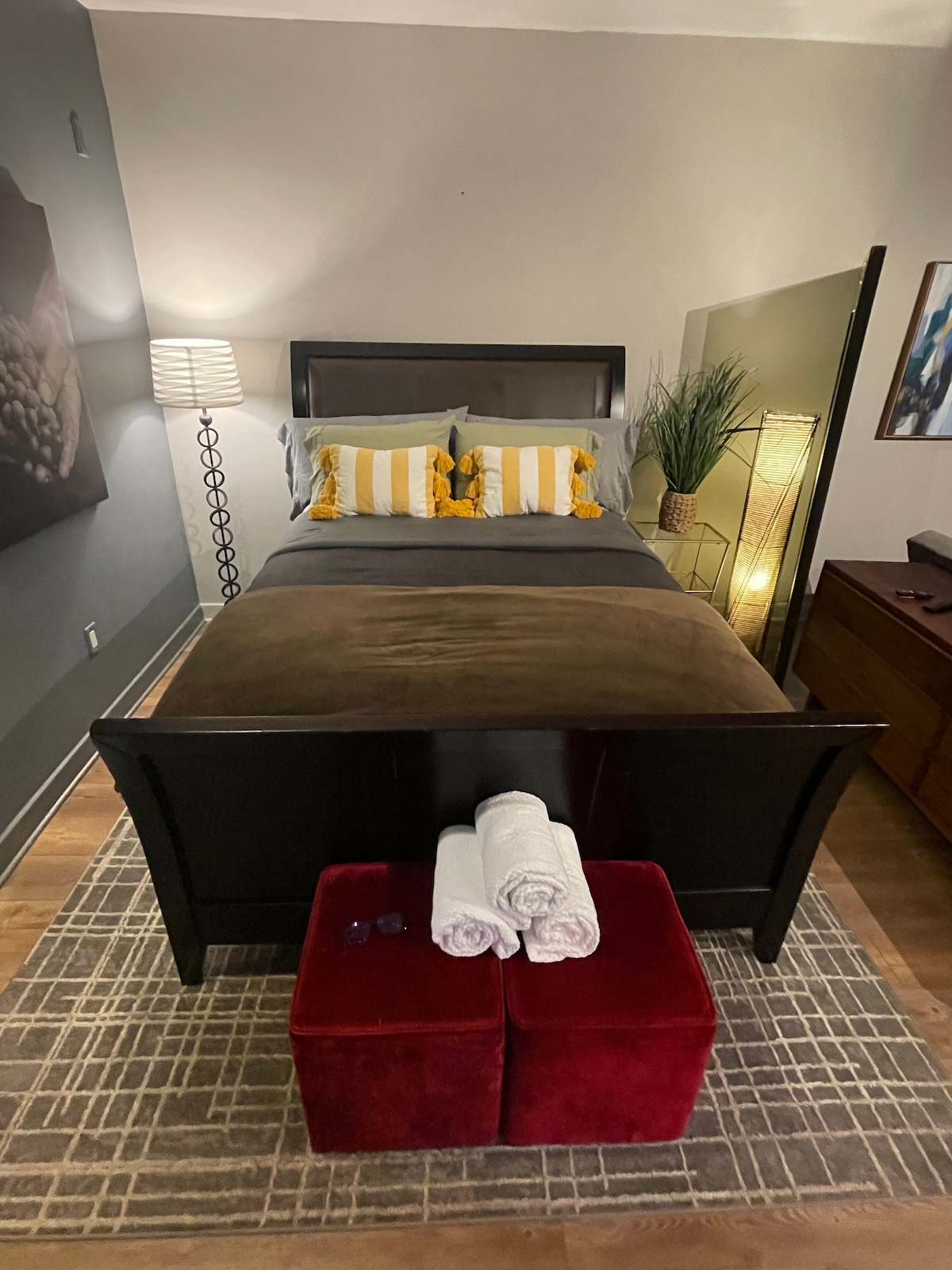 Queensize bed  met zware deken en een slaapbank voor drie personen en een XXL-kussen kan indien nodig slaaparrangementen bieden voor een extra persoon.  Extra beddengoed voor koude winteravonden op aanvraag beschikbaar.