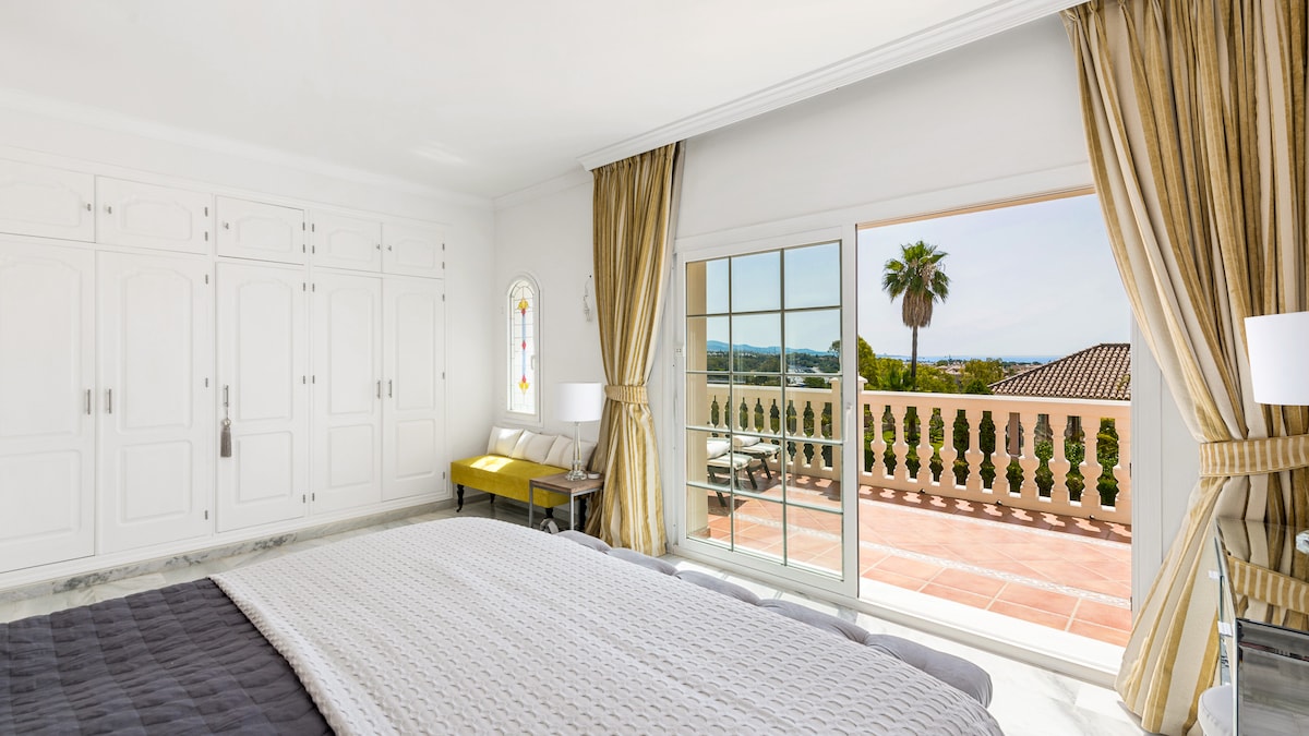Dormitorio principal súper king con vistas a la gran terraza privada soleada.
