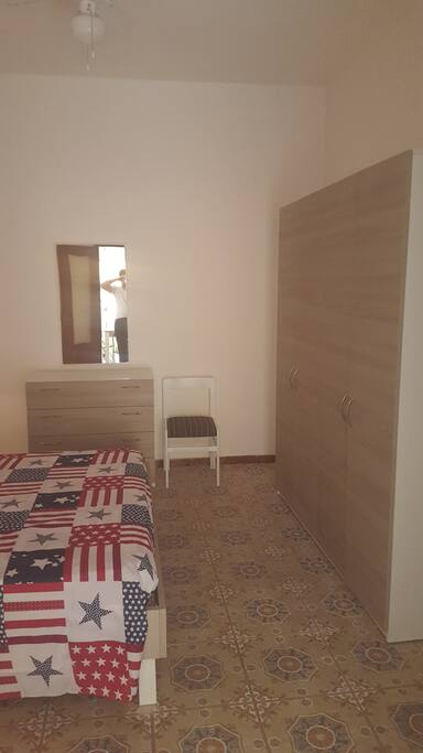 stanza da letto con armadio