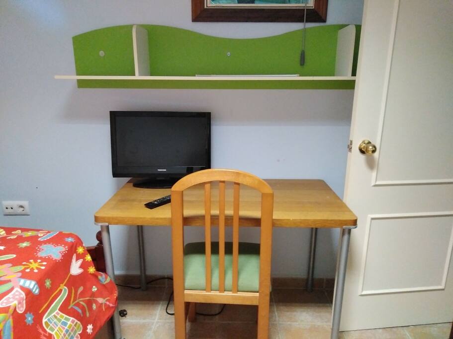 Televisión con TDT, libros en inglés y alemán para uso libre durante la estancia en casa. Por favor, cuidadlos.