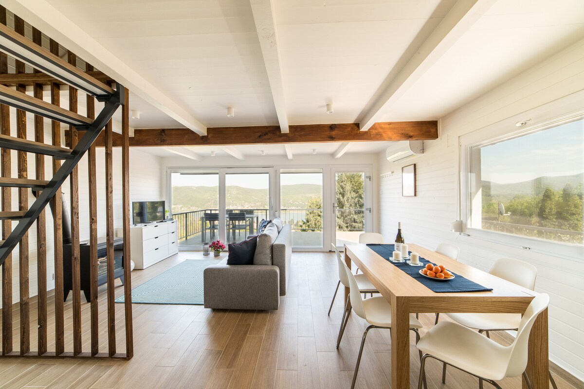 Svijetla dnevna soba.