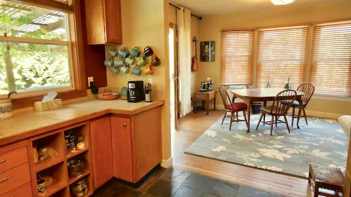 Alberta Arts Renov. 110-yr Old  Apt - Fast Wifi! - Portland, OR