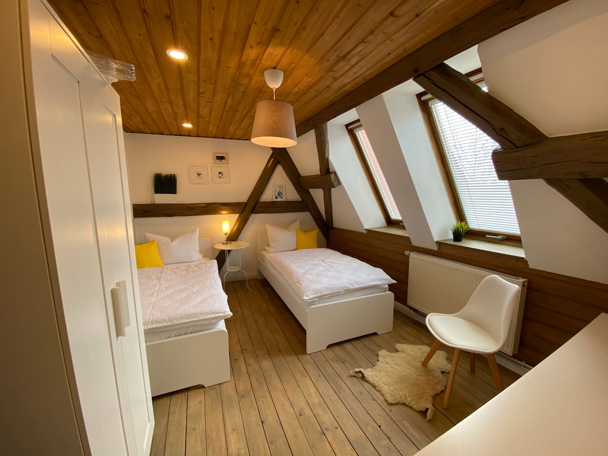 Schlafzimmer 2 mit zwei Einzelbetten (auch als Doppelbett aufstellbar), Kleiderschrank und TV 