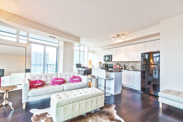 Elegant 2 BD Waterfront Condo Downtown Toronto gallery image 5