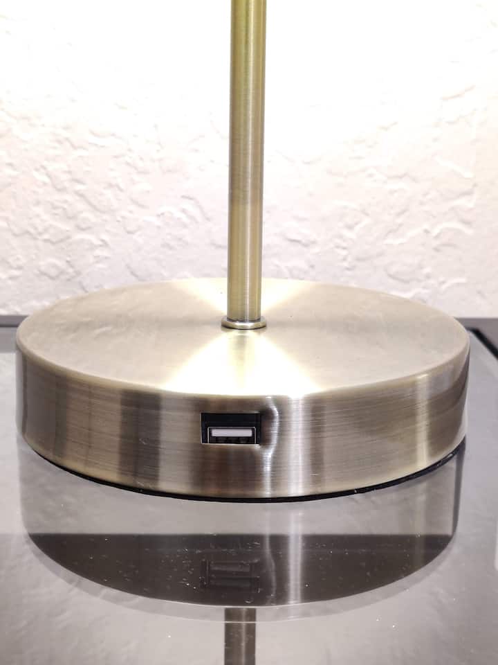 两个台灯都有USB充电口！