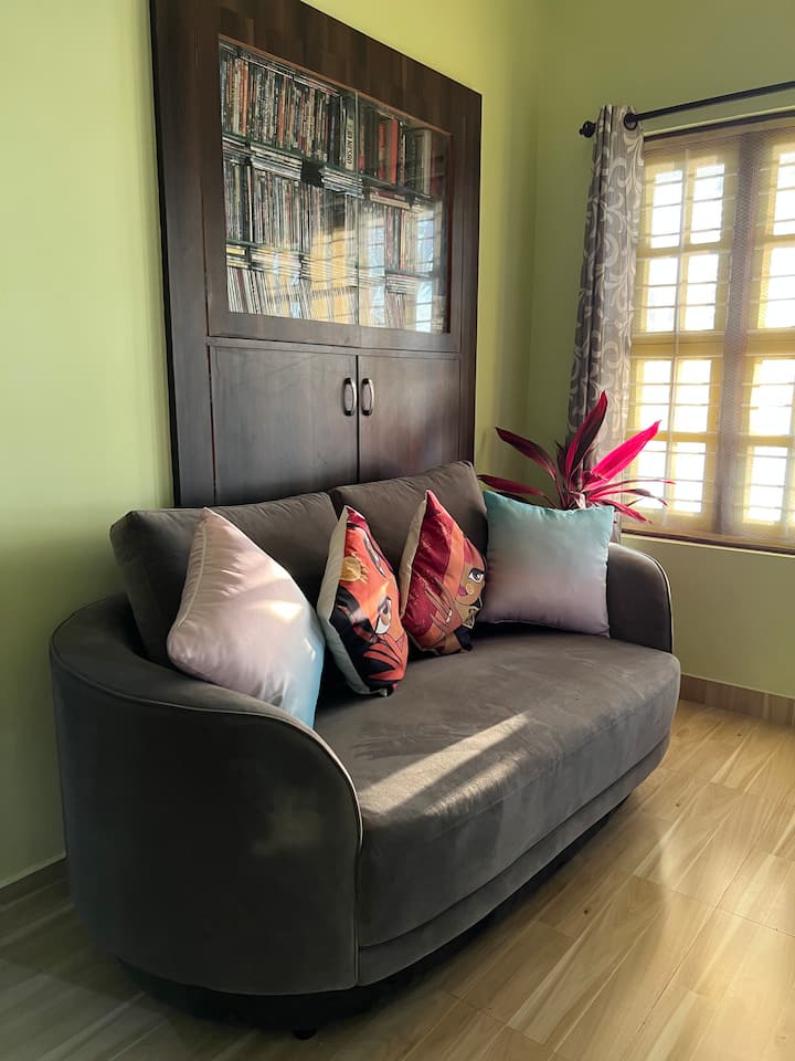 Кауч со две единични седишта каде што може да се удавите и да погледнете додека реката тече...