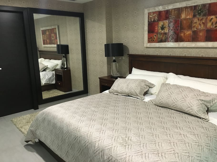 Dormitorio con cama KING