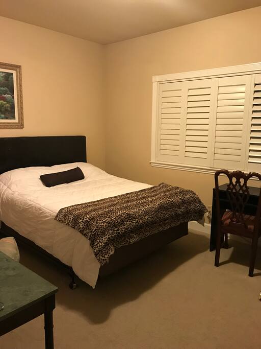 New 10/2017 Queen bed and desk