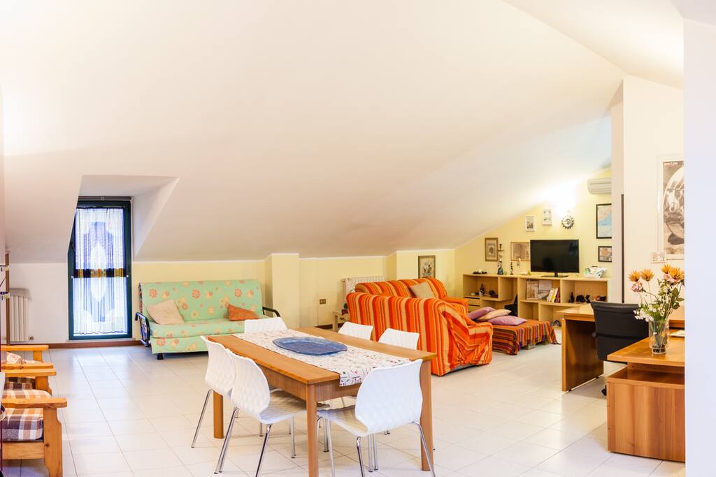 Ampio Open-space soggiorno/cucina con divano-letto