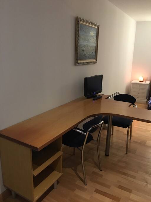 Dormitorio triple, escritorio...