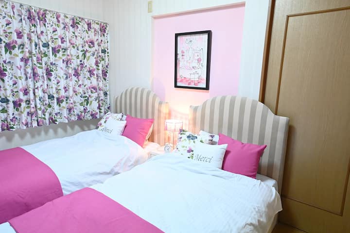 ROOM 3 (2 people)
Western-style room 2 single beds
Facilities: air conditioning, 2 windows