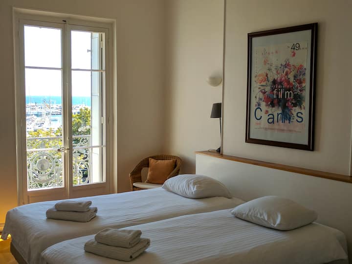 Slaapkamer 1 - Grote tweepersoons slaapkamer met twee eenpersoonsbedden, veel kastruimte en uitzicht op zee.