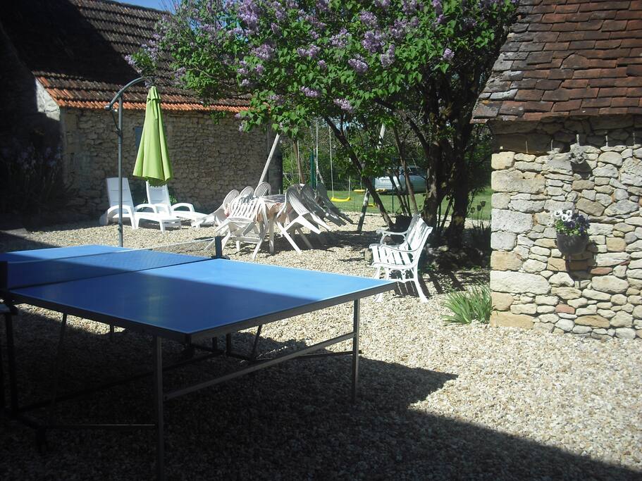 COUR FERMEE AVEC TABLE DE PING PONG ET SALON DE JARDIN
