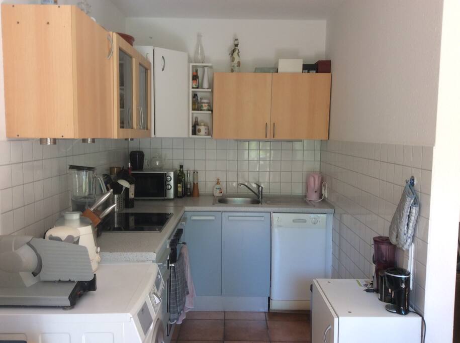Fully equipped kitchen with dishwasher, microwave, juicer, smoothie maker, bread slicer, washmachine, coffeemaker & some more...