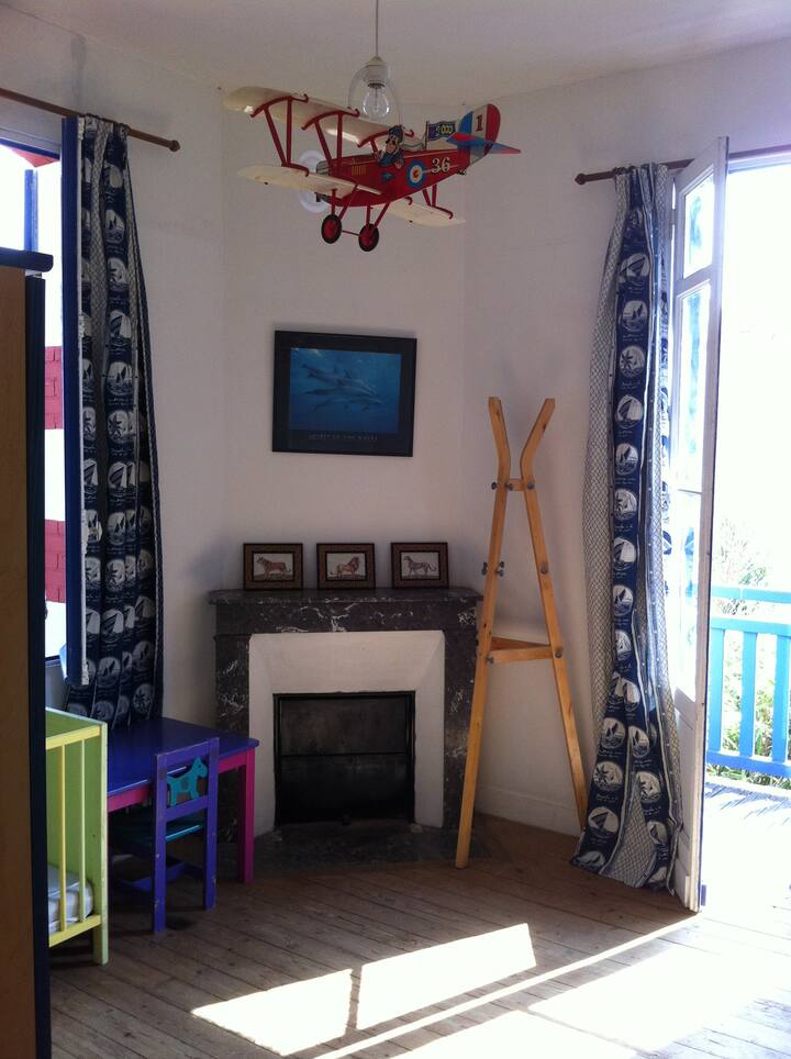 卧室3 ： 2张单人双层床、1张婴儿床