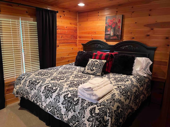 Chumba cha kulala 4 chini. Bafu nje ya mlango. 