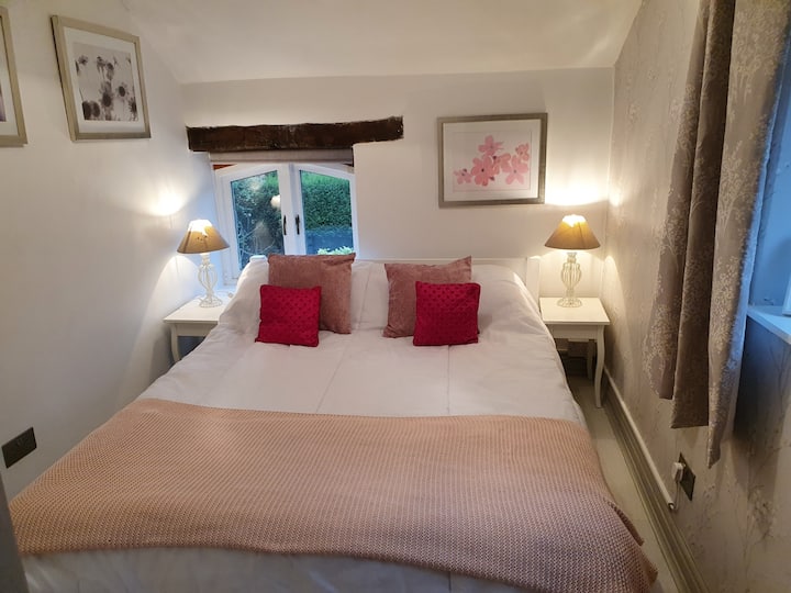 Dormitorio principal con cama tamaño king. El colchón es bastante firme: muchos huéspedes nos han dicho que esta es una cama muy cómoda y que duermen muy bien por la noche.  Sabemos que los colchones tienen gusto personal y que pueden ser demasiado firmes para algunos. 