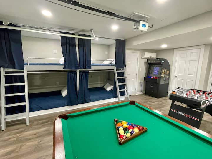 Quattro letti a castello queen-size, con bagno annesso, tavolo da biliardo, calcio balilla, tavolo da poker, giochi arcade 55 in Tv.
