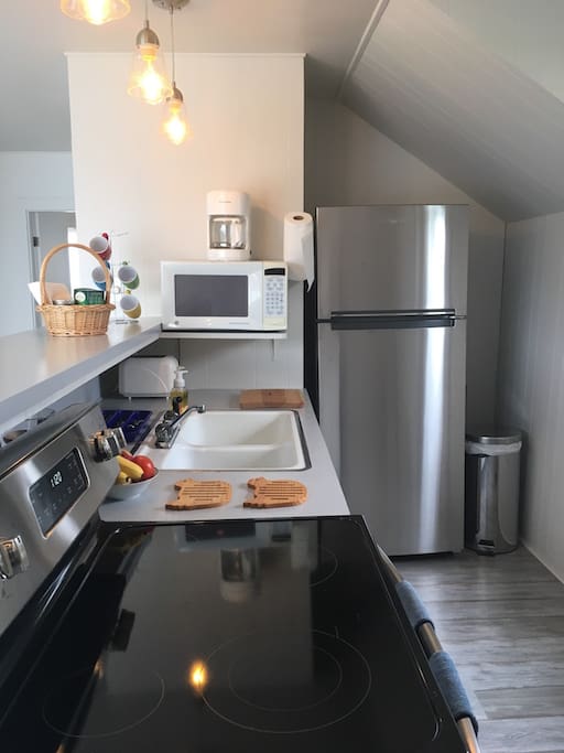 Galley kitchen - fully fitted out - new appliances