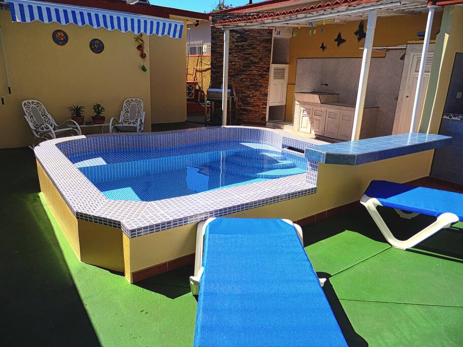 Área de descanzo y relajación + piscina