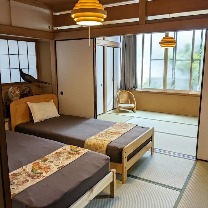 Ეს საწოლი ბებიაჩემის ქამრის გადაკეთებას ისვრის.