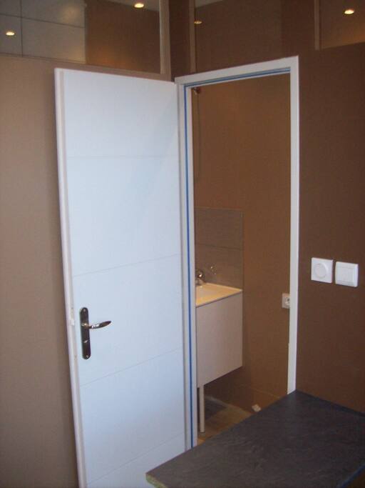 Coin douche avec vasque et wc