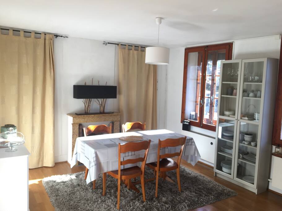 Salle à manger ouverte sur la cuisine