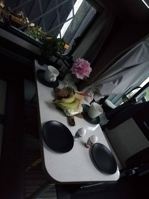 Bra utrymme att äta på. Vändbar förarstol och passagerarstol. 5 personer kan sitter vid bordet