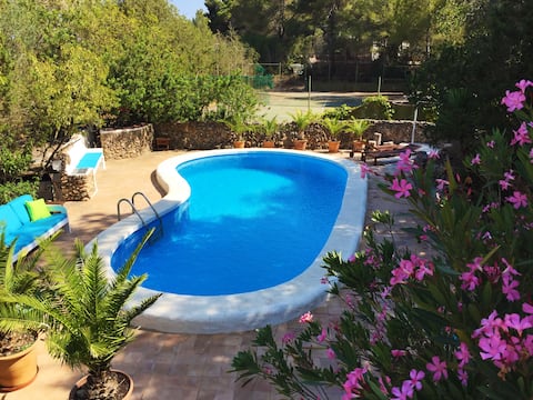 Propiedad de Airbnb exitosa: Beautiful private villa - pool, gardens, tennis ct en Sant Antoni De Portmany