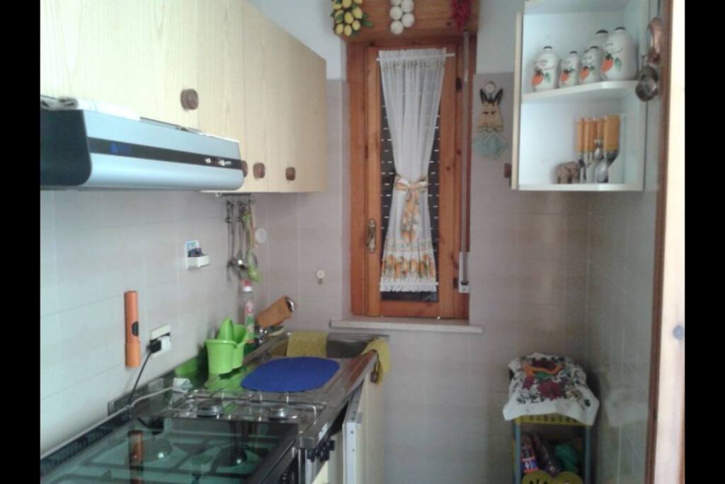 Cucinino con uscita sul terrazzo