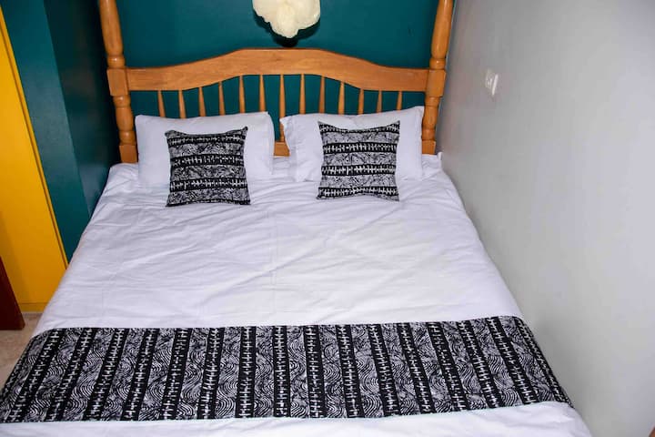 غرفة نوم رقم 4 بسرير بحجم وسط (5 × 6)