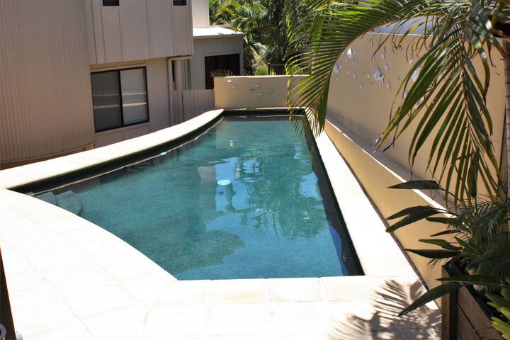 Large Noosa family home by beach gallery image 2