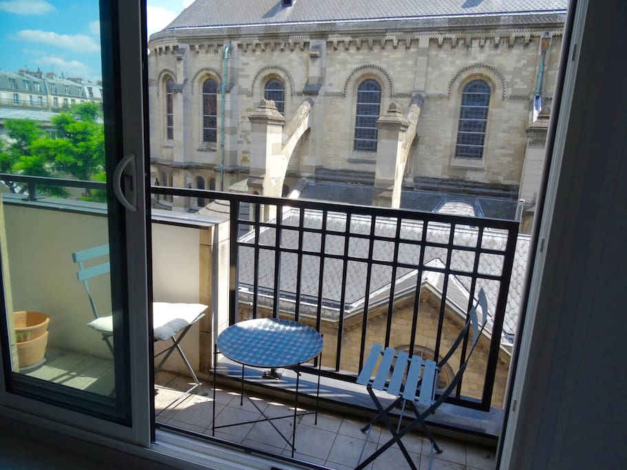 le balcon, avec vue sur l'église